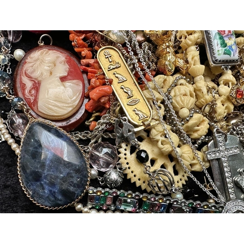 482 - Collection of Vintage Costume Jewellery, comprising necklaces, bangles, brooches, chains, pendants, ... 