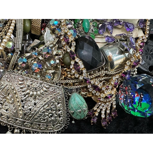 496 - Tub Full of Costume Jewellery. Large Collection of Costume Jewellery, Brooches, Necklaces, Pearls, W... 