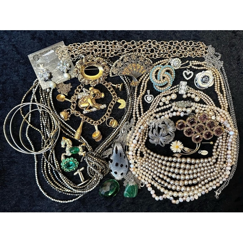 416 - Collection of Vintage Costume Jewellery, comprising pearls, necklaces, chains, bangles, brooches, ch... 