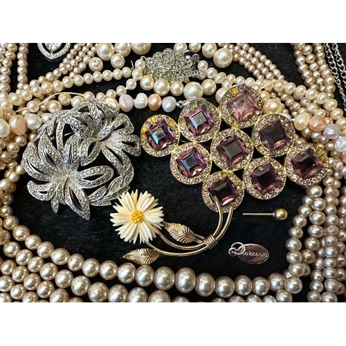 416 - Collection of Vintage Costume Jewellery, comprising pearls, necklaces, chains, bangles, brooches, ch... 