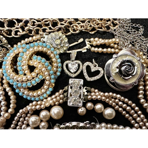 416 - Collection of Vintage Costume Jewellery, comprising pearls, necklaces, chains, bangles, brooches, ch... 