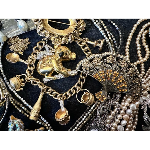 416 - Collection of Vintage Costume Jewellery, comprising pearls, necklaces, chains, bangles, brooches, ch... 