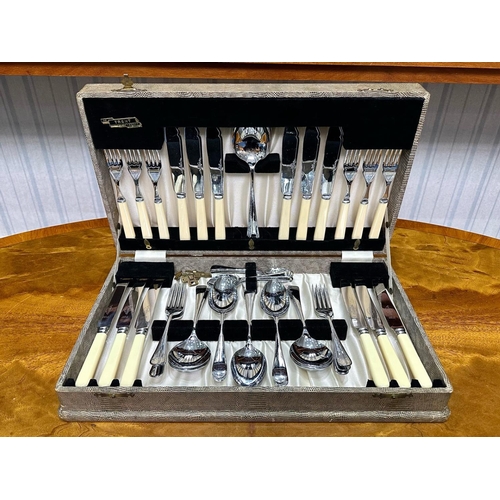 1066 - Trent Vintage Cabinet Canteen of Cutlery, setting for six, in fitted case.