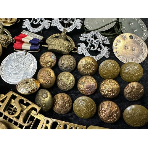 1306 - Military Interest. Large Collection of Military Cap Badges, Cloth Badges, Buttons, ID Tags etc.