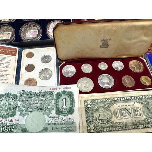 204 - Collection of Coins and Notes. Good Collection of Boxed Coin Sets and Notes, Boxed £5 Coin, Coinage ... 