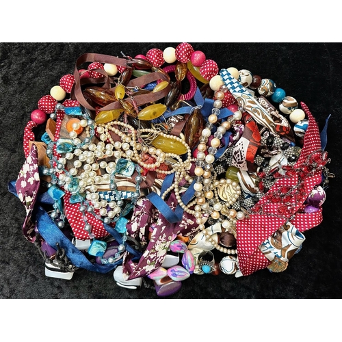 396 - Box of Vintage Costume Jewellery, comprising assorted beads, pearls, necklaces, bracelets, etc.