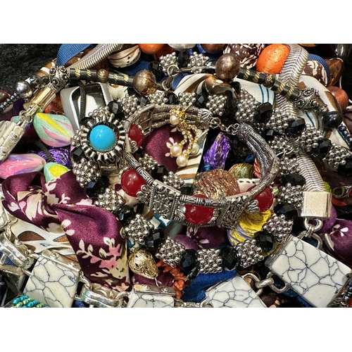 396 - Box of Vintage Costume Jewellery, comprising assorted beads, pearls, necklaces, bracelets, etc.