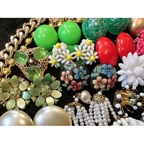 484 - Collection of Vintage Earrings. Costume Jewellery, Earrings, Necklaces etc.