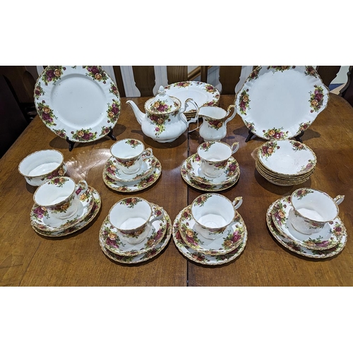 600 - Royal Albert 'Old Country Roses' Tea Set, comprising teapot, milk jug, sugar bowl (crack), 6 x cups,... 