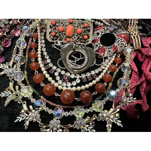 486A - Collection of Costume Jewellery. Good Collection of Costume Jewellery.