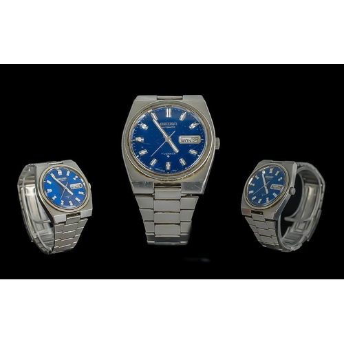 172 - Seiko - Automatic 17 Jewels Stainless Steel Gents Wrist Watch. Features a Blue Dial, Date - Day Disp... 