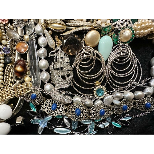 409 - Collection of Quality Vintage Costume Jewellery, comprising beads, crystal necklaces, brooches, bead... 