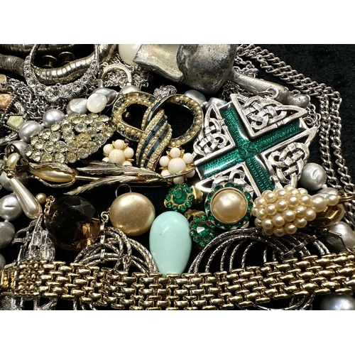 409 - Collection of Quality Vintage Costume Jewellery, comprising beads, crystal necklaces, brooches, bead... 