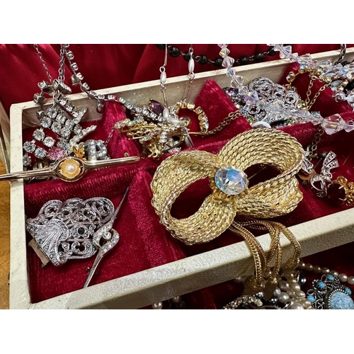 410 - Jewellery Box Containing a Quantity of Quality Vintage Costume Jewellery, including brooches, neckla... 