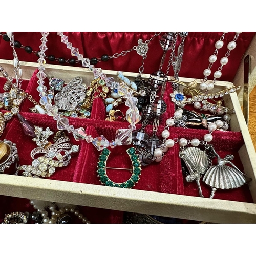 410 - Jewellery Box Containing a Quantity of Quality Vintage Costume Jewellery, including brooches, neckla... 