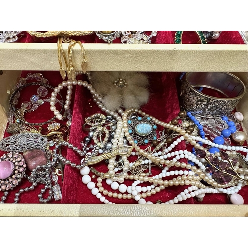 410 - Jewellery Box Containing a Quantity of Quality Vintage Costume Jewellery, including brooches, neckla... 