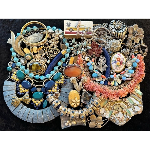 412 - Collection of Vintage Costume Jewellery, comprising pendants,  crystal necklaces, brooches, bracelet... 