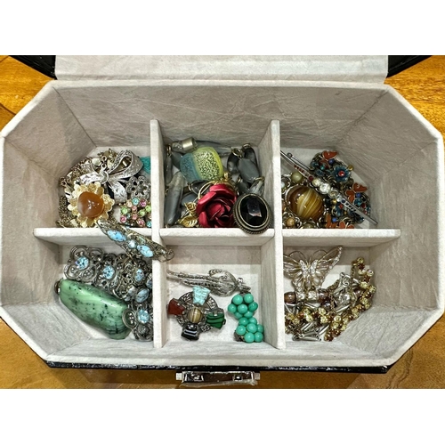 415 - Jewellery Box Containing a Quantity of Quality Vintage Costume Jewellery, including brooches, neckla... 