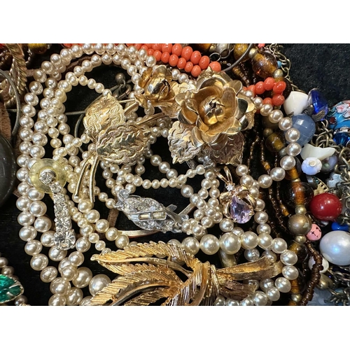 417 - Collection of Costume Jewellery, comprising beads, pearls, crystal necklaces, brooches, bracelets, b... 