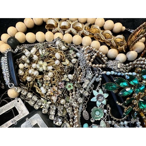 417 - Collection of Costume Jewellery, comprising beads, pearls, crystal necklaces, brooches, bracelets, b... 