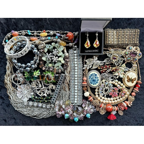 419 - Collection of Quality Vintage Costume Jewellery, comprising beads, crystal necklaces, brooches, brac... 