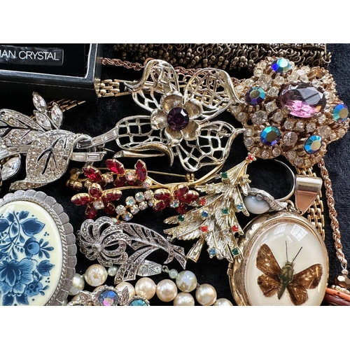 419 - Collection of Quality Vintage Costume Jewellery, comprising beads, crystal necklaces, brooches, brac... 