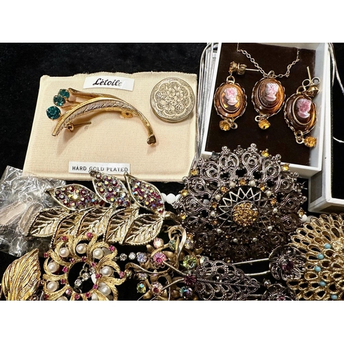 421 - Collection of Quality Vintage Costume Jewellery, comprising beads, crystal necklaces, brooches, bead... 