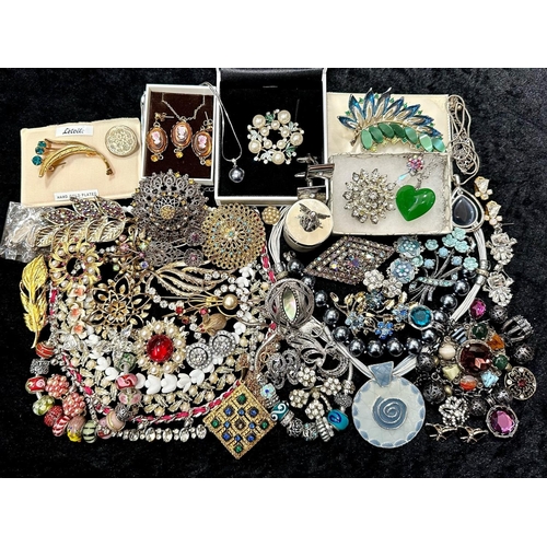 421 - Collection of Quality Vintage Costume Jewellery, comprising beads, crystal necklaces, brooches, bead... 