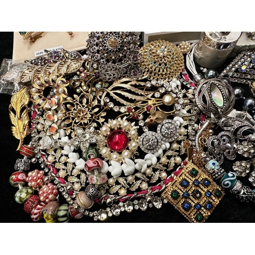 421 - Collection of Quality Vintage Costume Jewellery, comprising beads, crystal necklaces, brooches, bead... 