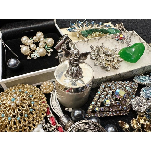 421 - Collection of Quality Vintage Costume Jewellery, comprising beads, crystal necklaces, brooches, bead... 