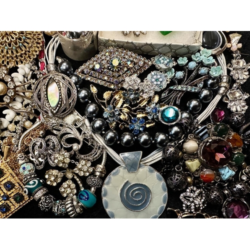 421 - Collection of Quality Vintage Costume Jewellery, comprising beads, crystal necklaces, brooches, bead... 