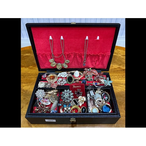 423 - Jewellery Box Containing a Quantity of Quality Vintage Costume Jewellery, including brooches, neckla... 