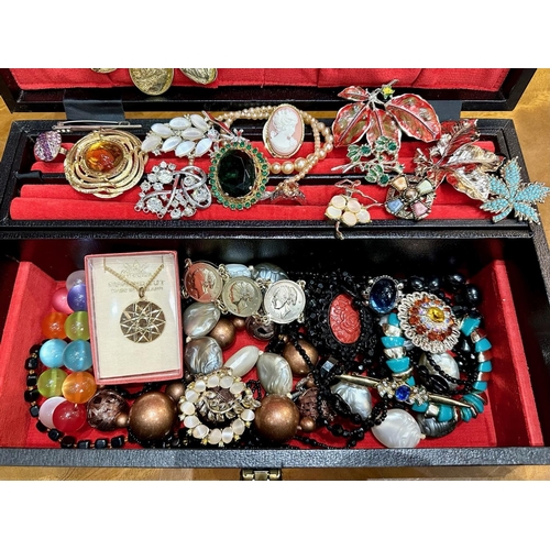 423 - Jewellery Box Containing a Quantity of Quality Vintage Costume Jewellery, including brooches, neckla... 