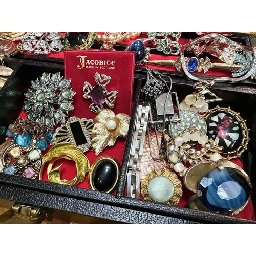 423 - Jewellery Box Containing a Quantity of Quality Vintage Costume Jewellery, including brooches, neckla... 