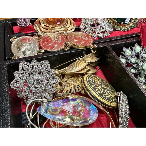 423 - Jewellery Box Containing a Quantity of Quality Vintage Costume Jewellery, including brooches, neckla... 