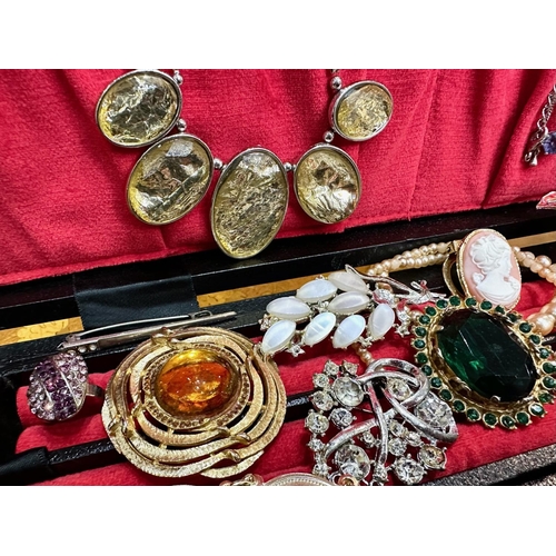 423 - Jewellery Box Containing a Quantity of Quality Vintage Costume Jewellery, including brooches, neckla... 