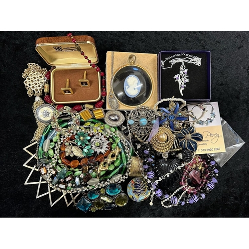 424 - Collection of Quality Vintage Costume Jewellery, comprising beads, crystal necklaces, brooches, brac... 