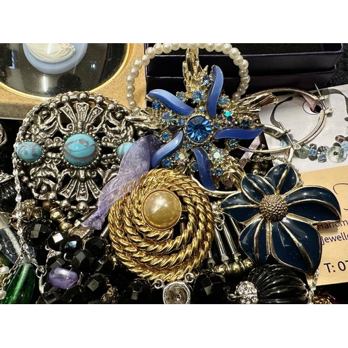 424 - Collection of Quality Vintage Costume Jewellery, comprising beads, crystal necklaces, brooches, brac... 