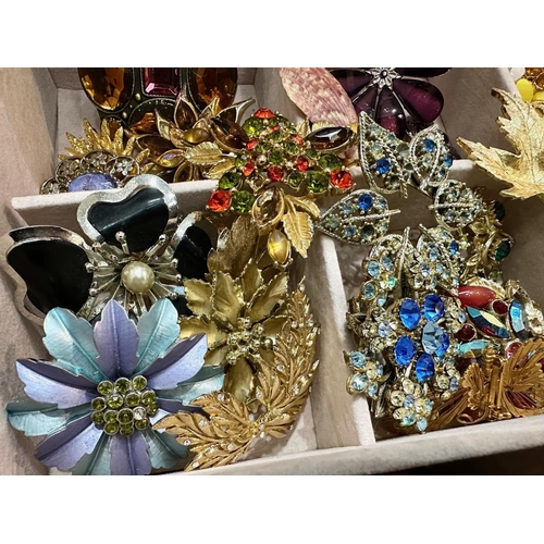 425 - Jewellery Box Containing a Quantity of Quality Vintage Costume Jewellery Brooches, including gold to... 