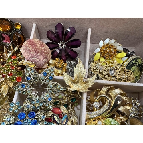 425 - Jewellery Box Containing a Quantity of Quality Vintage Costume Jewellery Brooches, including gold to... 