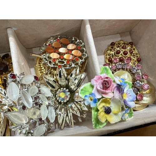 425 - Jewellery Box Containing a Quantity of Quality Vintage Costume Jewellery Brooches, including gold to... 