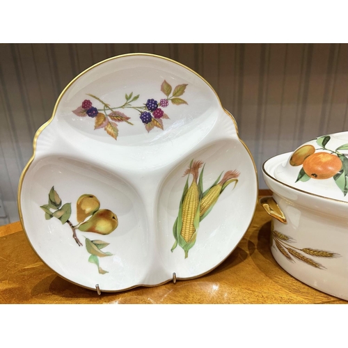 654 - Royal Worcester 'Evesham' Fruit Pattern, comprising a lidded tureen, a lidded serving dish, a flan d... 