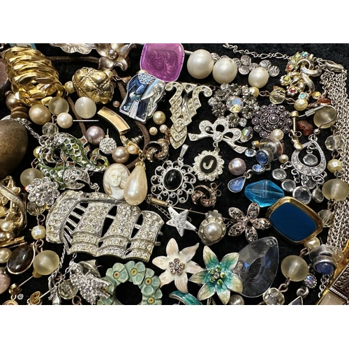 374 - Collection of Costume Jewellery, comprising beads, pearls,  necklaces, brooches, bracelets, beads, e... 