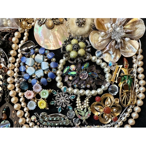 375 - Collection of Costume Jewellery, comprising beads, pearls,  necklaces, brooches, bracelets, beads, e... 