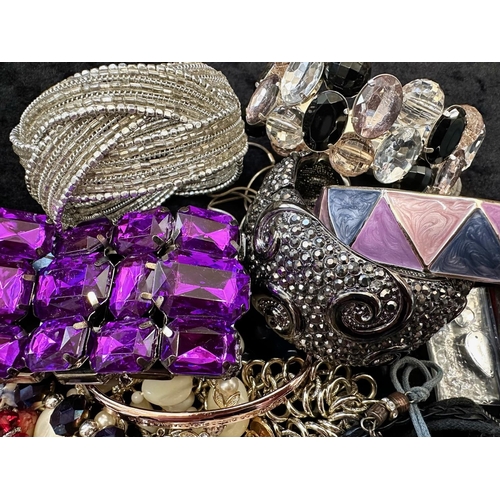 376 - Collection of Quality Vintage Costume Jewellery, comprising bangles, bracelets, chains, collars, bro... 