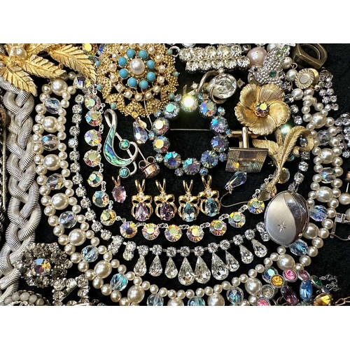 380 - Collection of Quality Vintage Costume Jewellery, comprising bangles, bracelets, chains, collars, bro... 