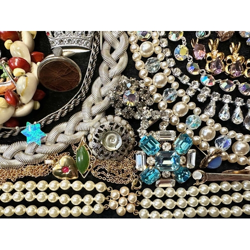 380 - Collection of Quality Vintage Costume Jewellery, comprising bangles, bracelets, chains, collars, bro... 