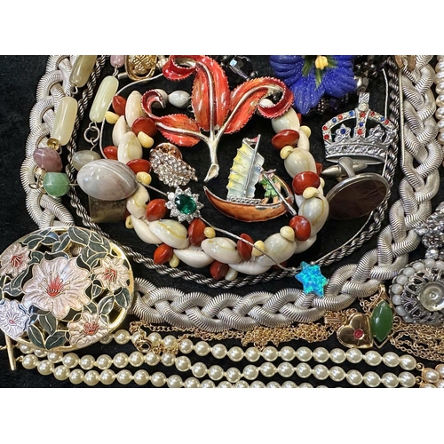 380 - Collection of Quality Vintage Costume Jewellery, comprising bangles, bracelets, chains, collars, bro... 