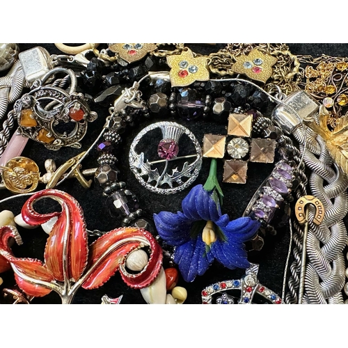 380 - Collection of Quality Vintage Costume Jewellery, comprising bangles, bracelets, chains, collars, bro... 