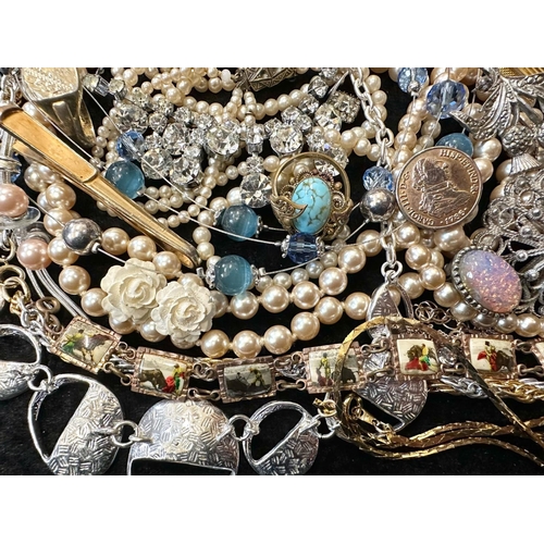 382 - Collection of Costume Jewellery, comprising beads, pearls, crystal necklaces, brooches, bracelets, b... 